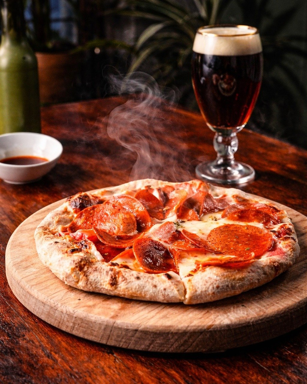 Pizza pepperoni humeante sobre tabla de madera